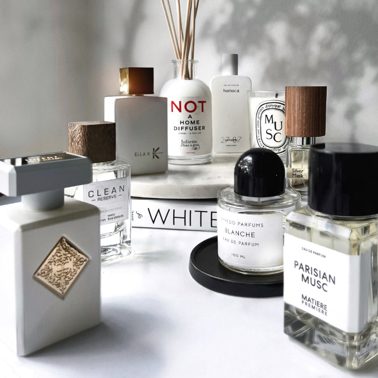 Auswahl an Parfums passend zum Thema der Kolumne