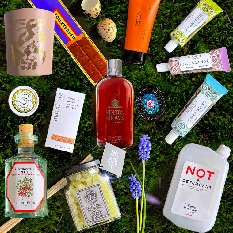 Auswahl an Parfums passend zum Thema der Kolumne