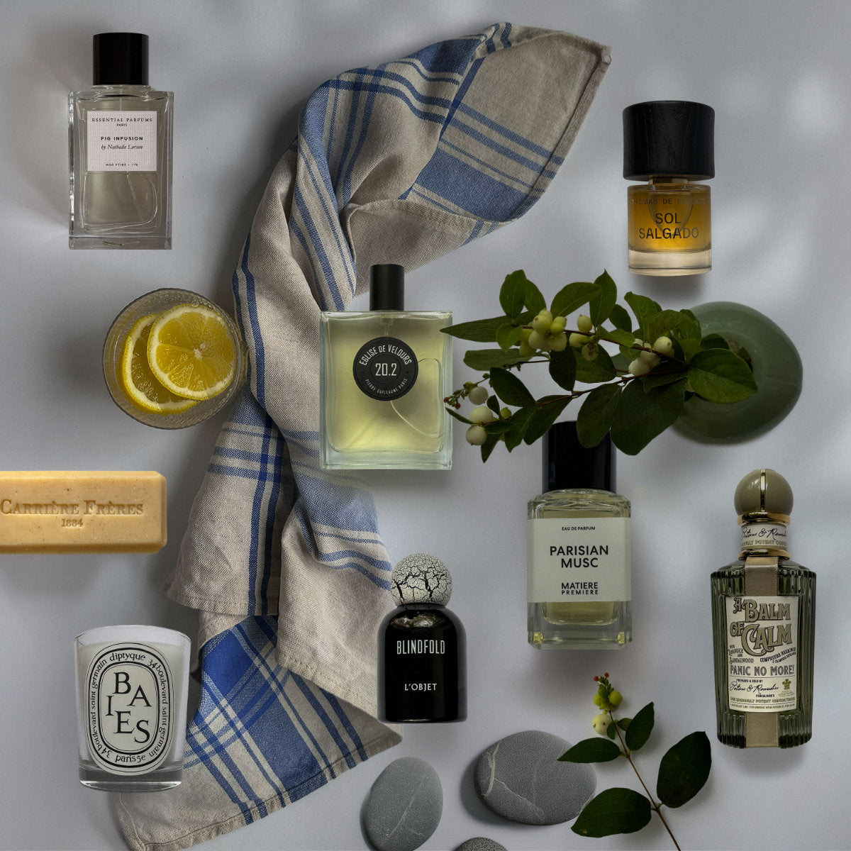 Auswahl an Parfums passend zum Thema der Kolumne