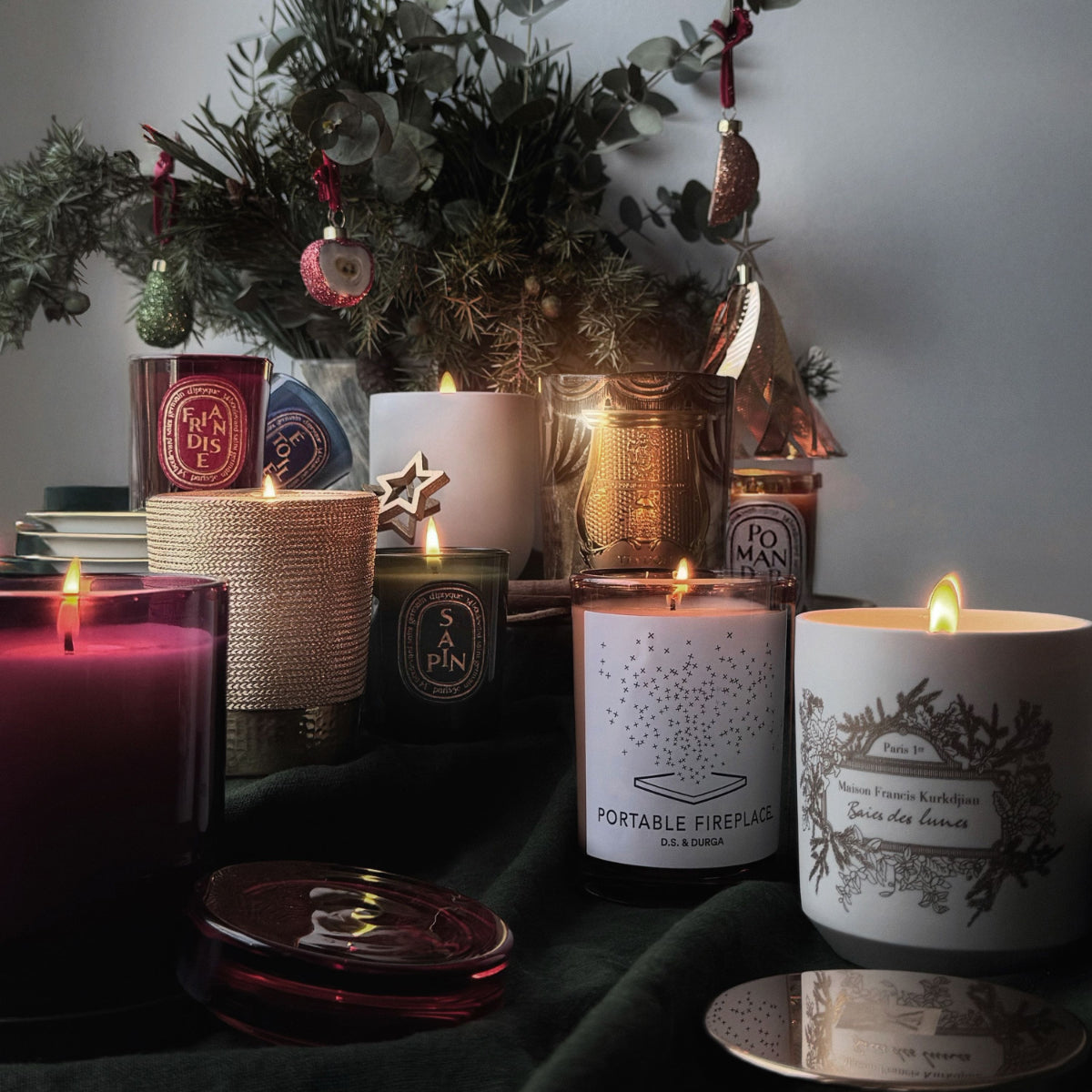 Auswahl an Parfums passend zum Thema der Kolumne