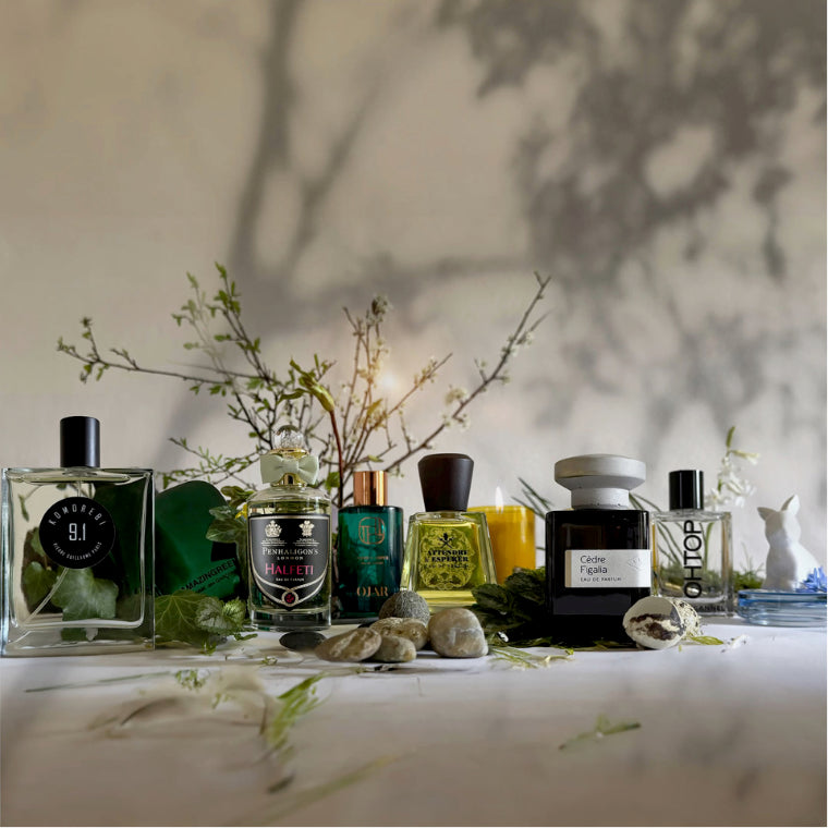 Auswahl an Parfums passend zum Thema der Kolumne