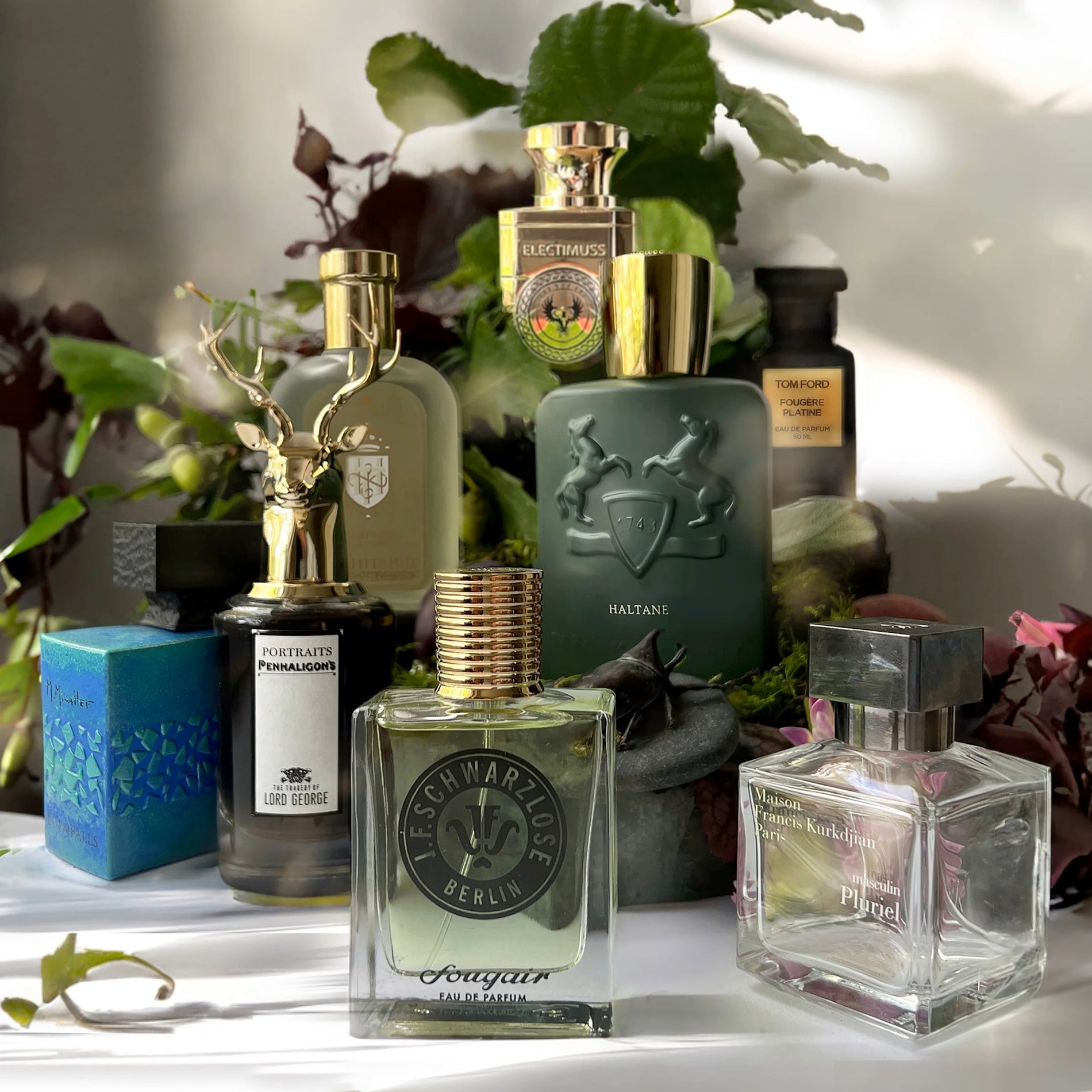 Auswahl an Parfums passend zum Thema der Kolumne