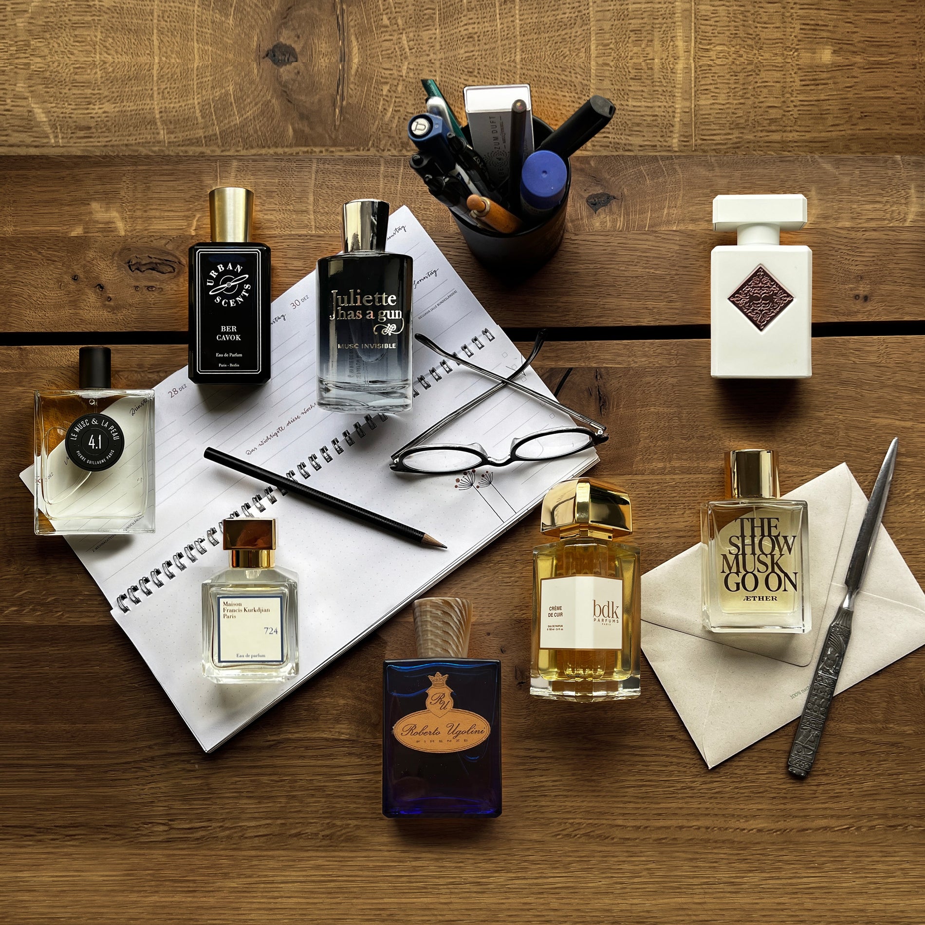 Auswahl an Parfums passend zum Thema der Kolumne