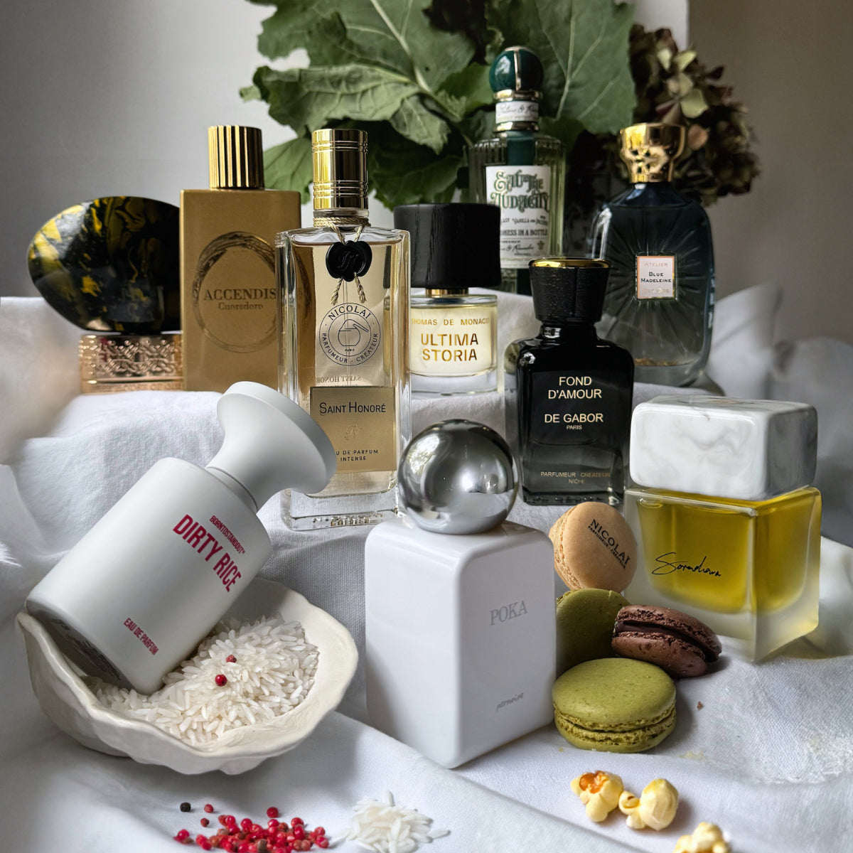 Auswahl an Parfums passend zum Thema der Kolumne