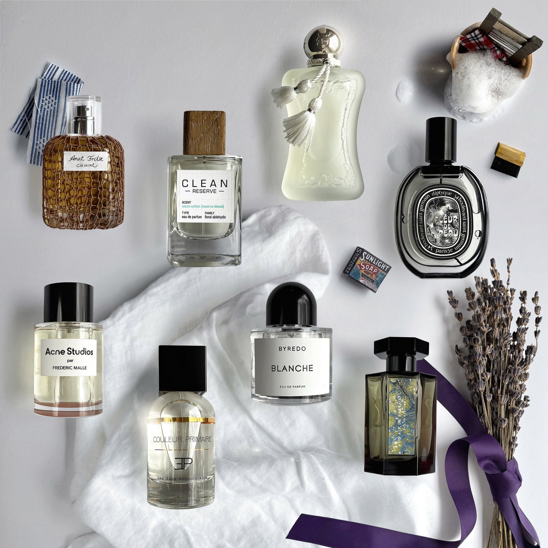 Auswahl an Parfums passend zum Thema der Kolumne