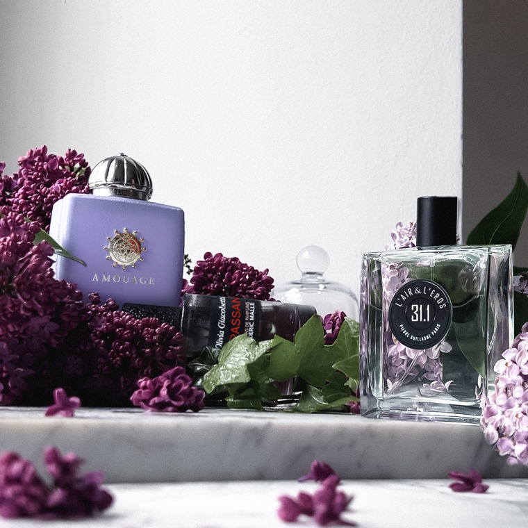 Auswahl an Parfums passend zum Thema der Kolumne
