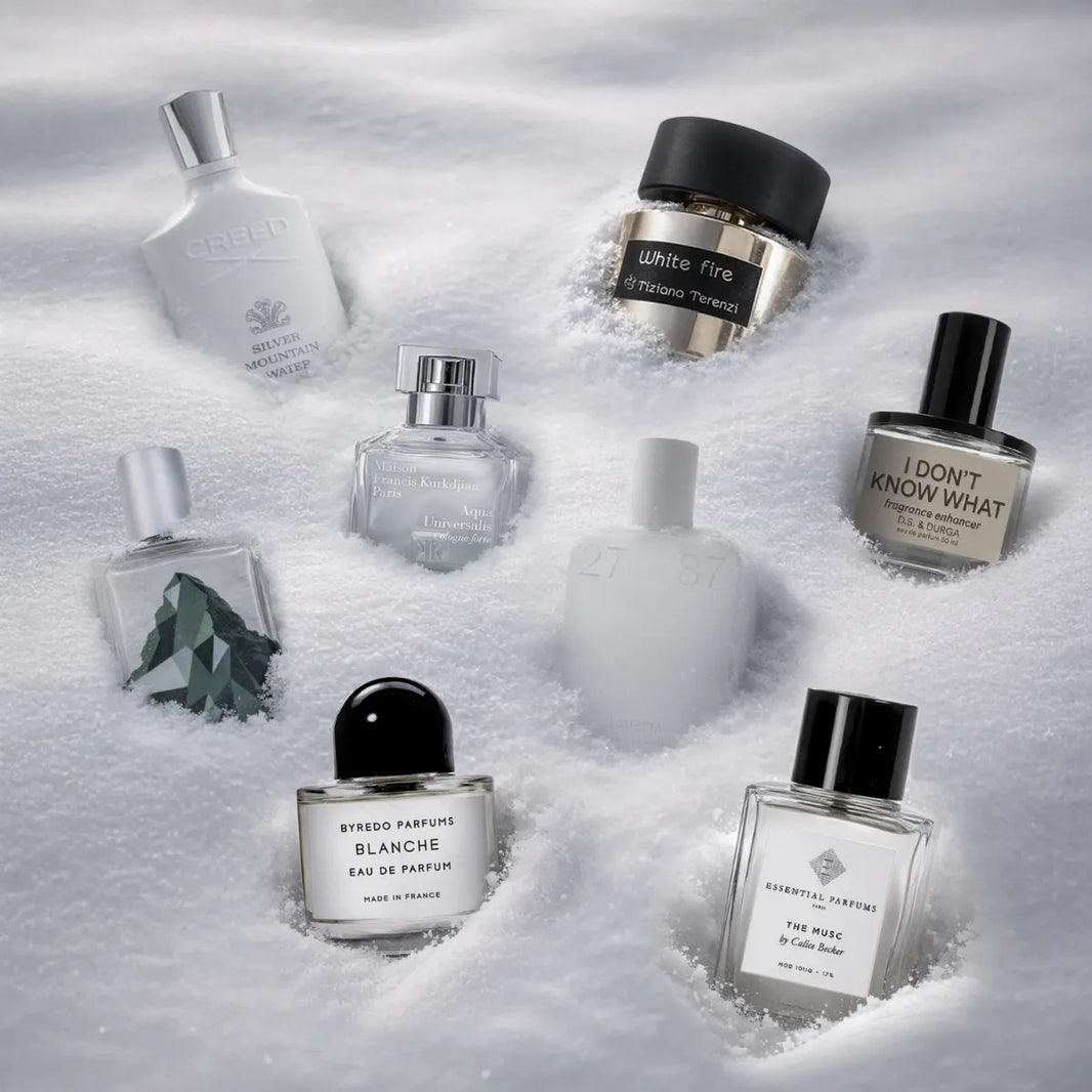 Parfumflakons im Schnee