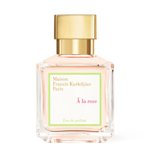 Maison Francis Kurkdjian Paris - À la Rose Parfümflakon mit goldfarbenem Verschluss und zartrosafarbener Flüssigkeit vor weißem Hintergrund