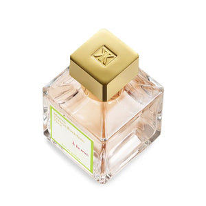 Maison Francis Kurkdjian Paris - À la Rose Flakon mit goldfarbenem Verschluss und zartrosafarbener Flüssigkeit vor weißem Hintergrund