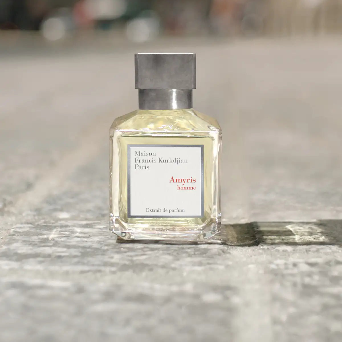 Maison Francis Kurkdjian Paris - Amyris Homme - Extrait de Parfum mit klarem Flakon und silbernem Verschluss auf Steinuntergrund