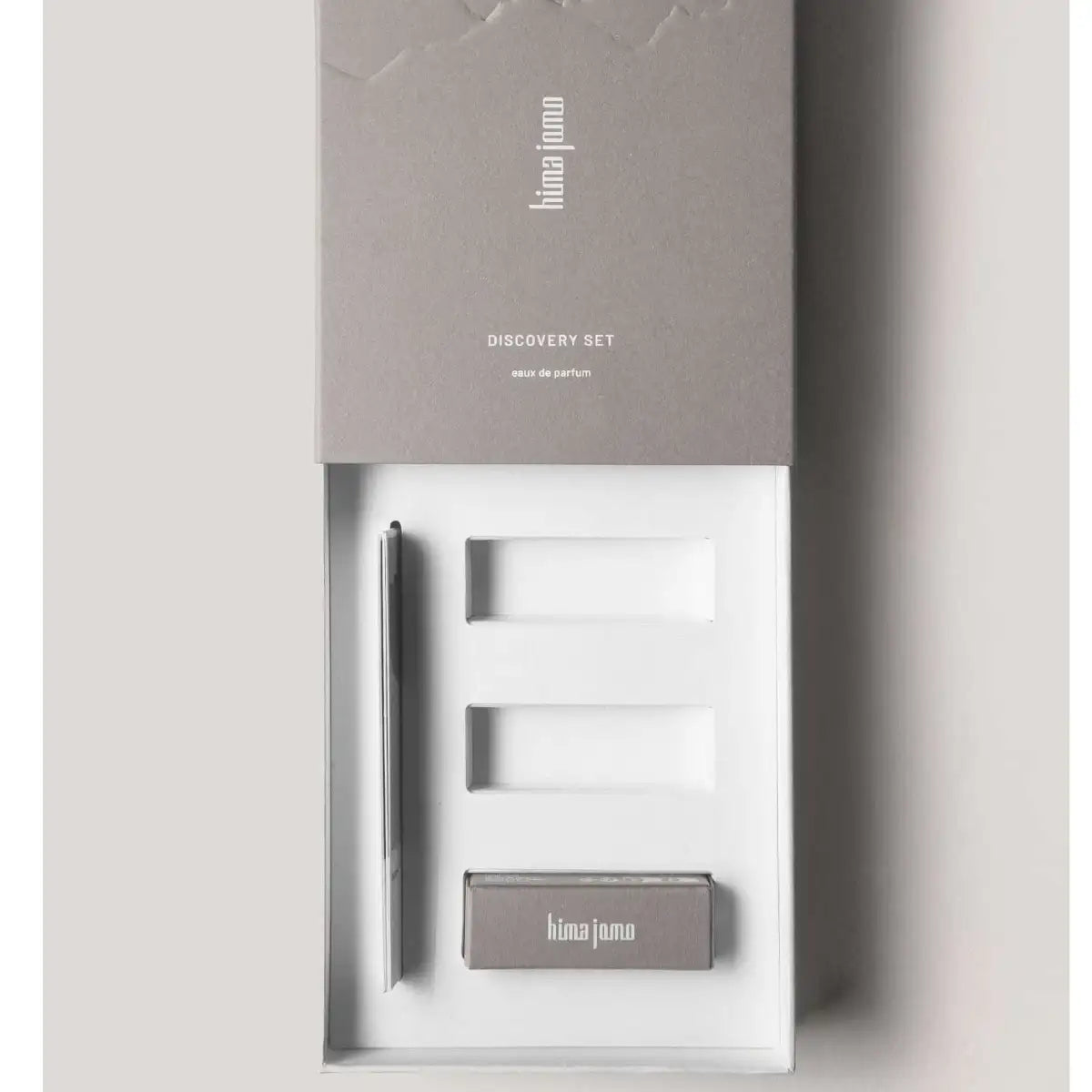 Hima Jomo - Discovery Set - Treasures Collection leere graue Box mit Einlage für Duftproben und Logo auf Deckel