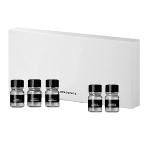 Headspace - Les Extraits - Discovery Set zeigt fünf kleine Flakons vor schlichter weißer Verpackung mit schwarz-weißen Etiketten.