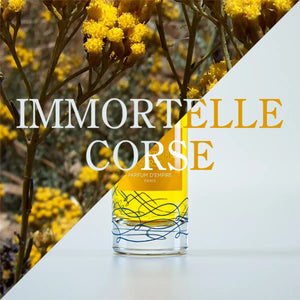 Parfum d'Empire - Immortelle Corse Flakon mit gelbem Duftöl vor Hintergrund mit leuchtend gelben Immortelle-Blüten
