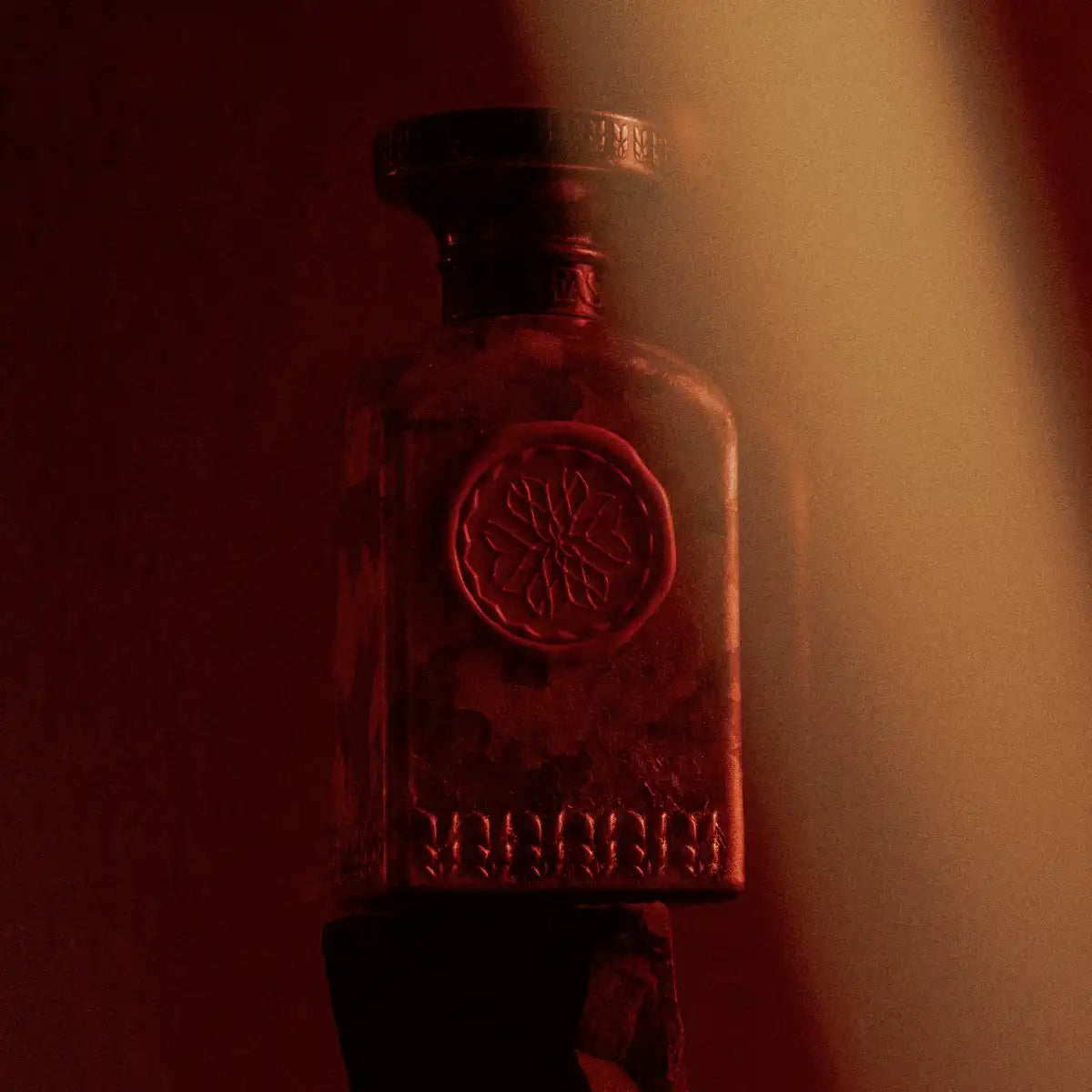 Anfas - Fosol Collection - Ishq Flakon mit rotem Siegel in warmem Licht und geheimnisvoller Atmosphäre