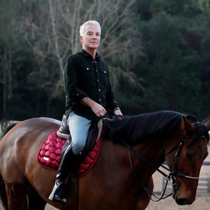 Parfum d'Empire - Equistrius zeigt Mann auf Pferd mit dunklem Sattel und ruhiger Waldkulisse im Hintergrund