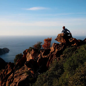 Parfum d'Empire - Osmanthus Interdite zeigt Mann auf Felsen mit Meerblick in natürlicher, ruhiger Umgebung