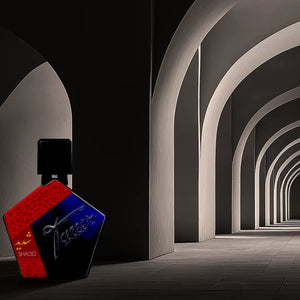 Andy Tauer - Shadid Parfümflasche mit auffälligem Design vor minimalistischer Säulenhalle in Schwarz-Weiß