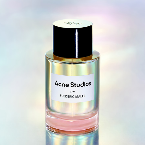Frédéric Malle - Acne Studios by Frédéric Malle Parfümflakon mit schwarzem Deckel vor irisierendem Hintergrund